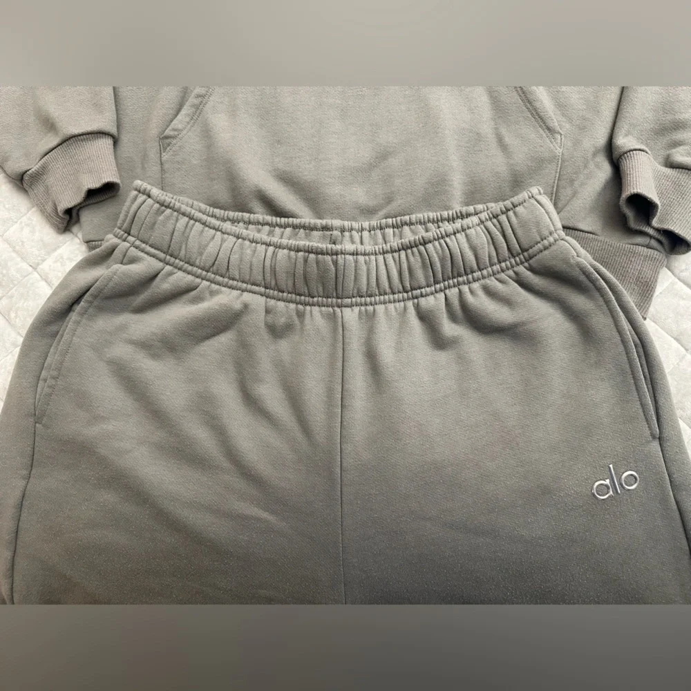 Alo Accolade Sweat Set - Picture 5 of 6